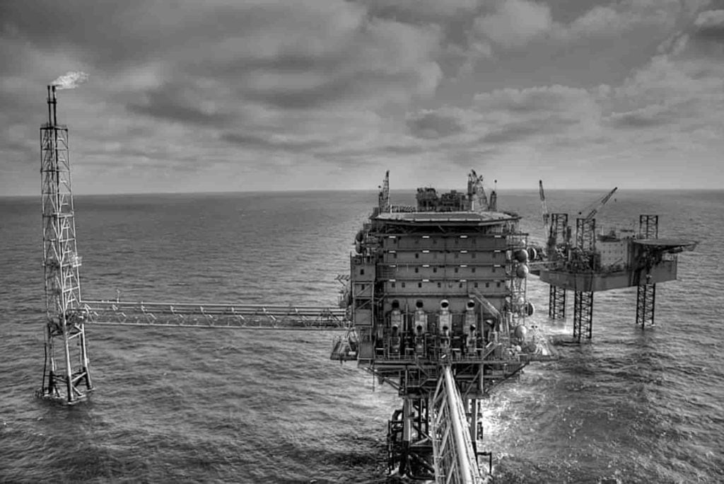 In 1998, the influential report “The Era of the Super Major” by Douglas Terreson highlighted the path to globalisation of privatised national oil companies and the rising stature of specialised multinationals. In the following years, the report inspired a wave of mergers in the gas and oil industry. These mergers fuelled wealth disparity, monopolistic practices and limited competition within the industry.