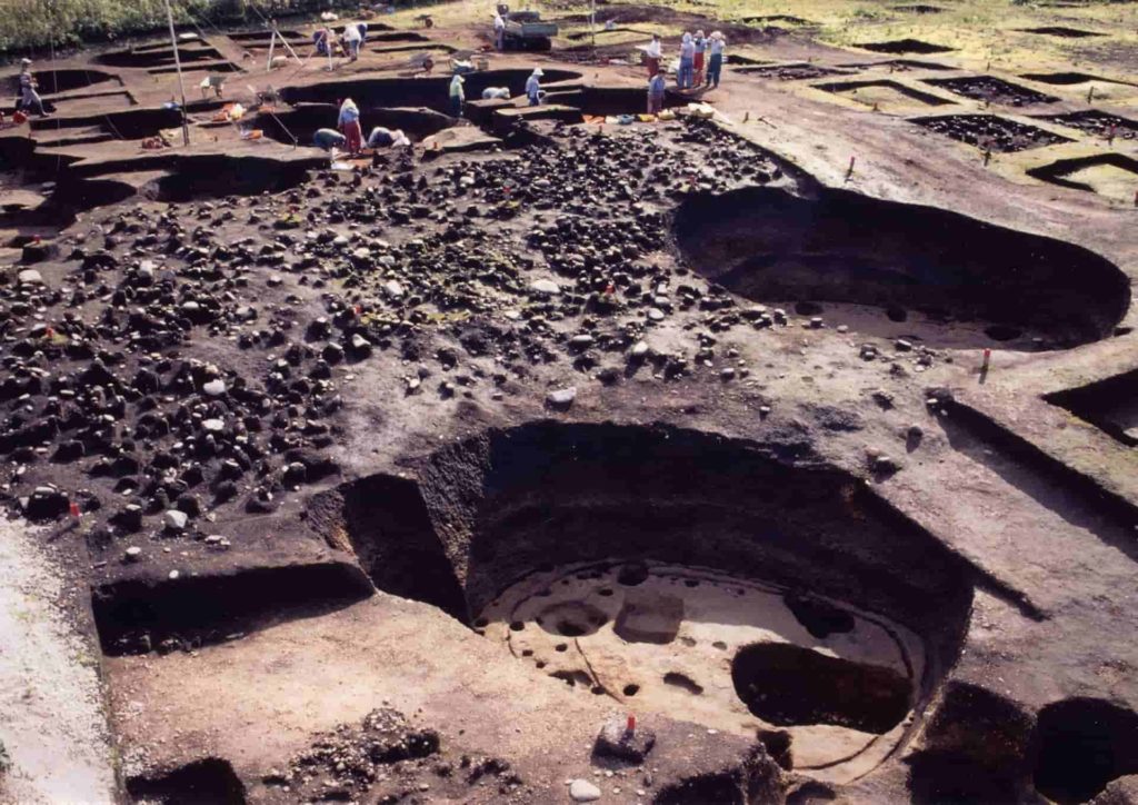 10.2Archaeological remains of an artificial earthen mound and unearthed artifacts Ofune Site
