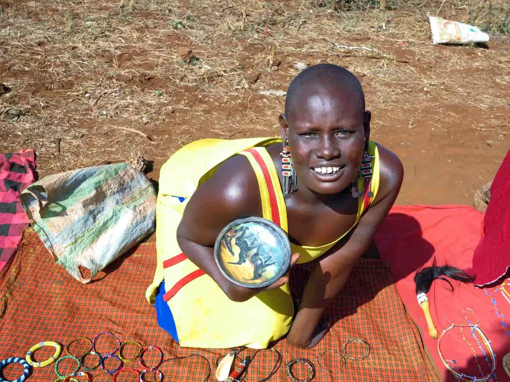 Portraits from Tanzania - In Pictures 8 young Maasai woman selling handmade jewellery 7801