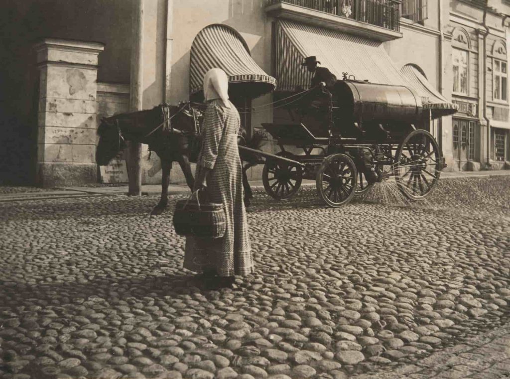 Cleaning the streets of Hämeenlinna in 1910