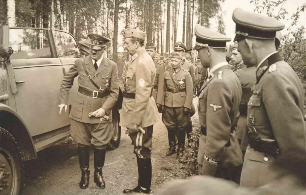 Hitler gifts a car to Mannerheim