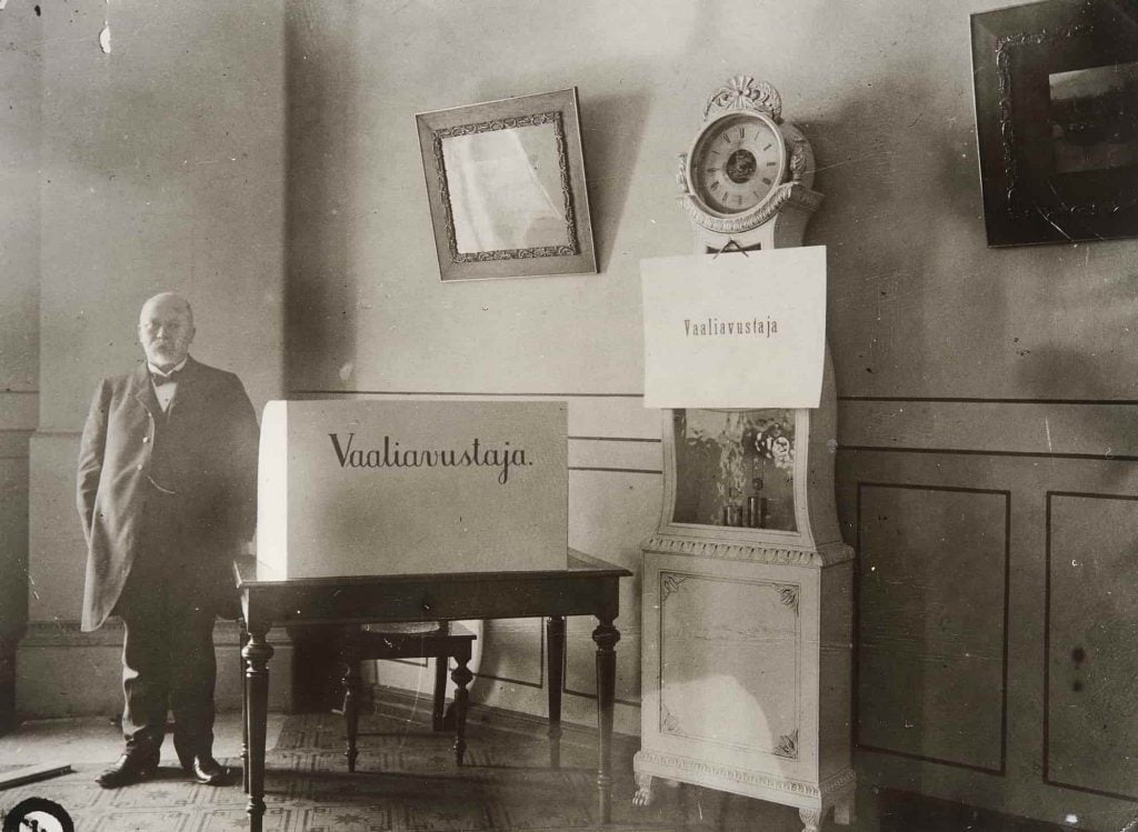 Polling station in Hämeenlinna in 1907
