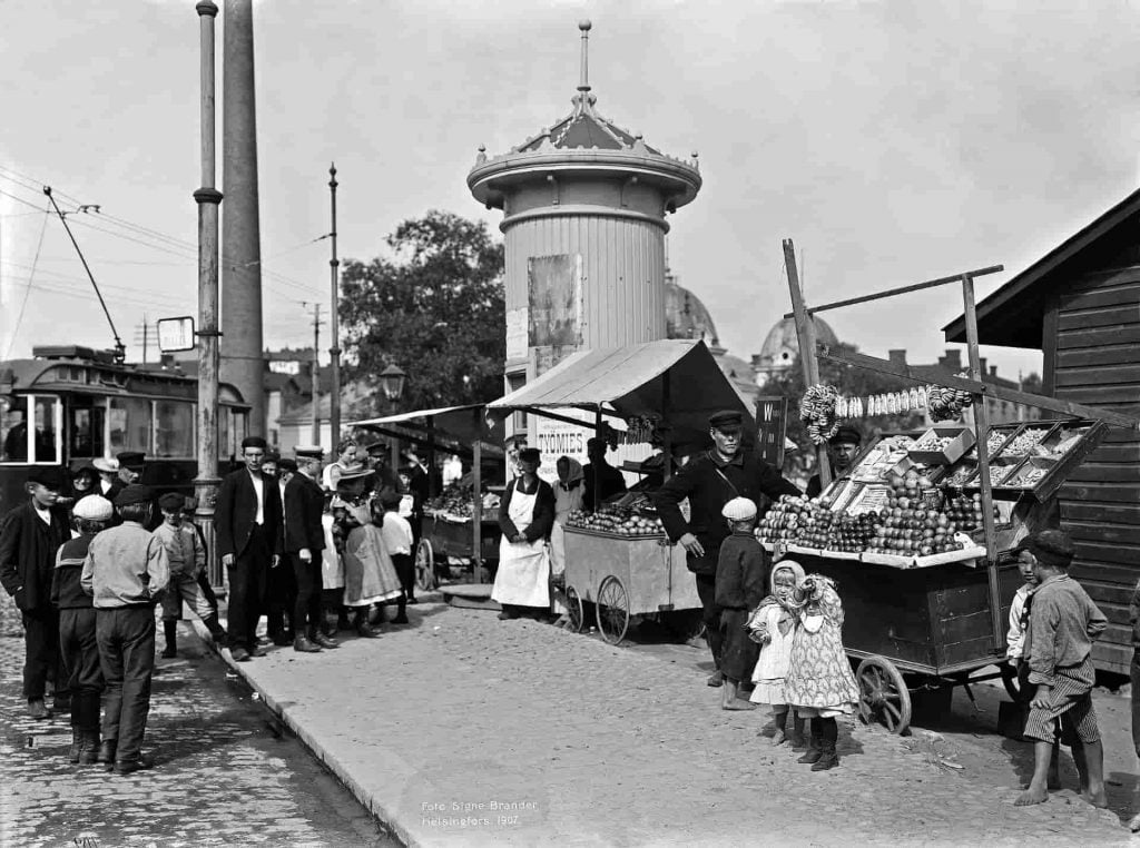 Russian fruit sellers at Hakaniementor in 1907