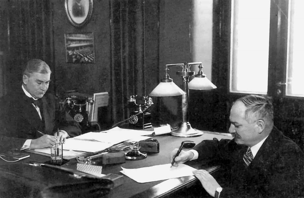 Koskinen signing the soviet Finnish non aggression pct