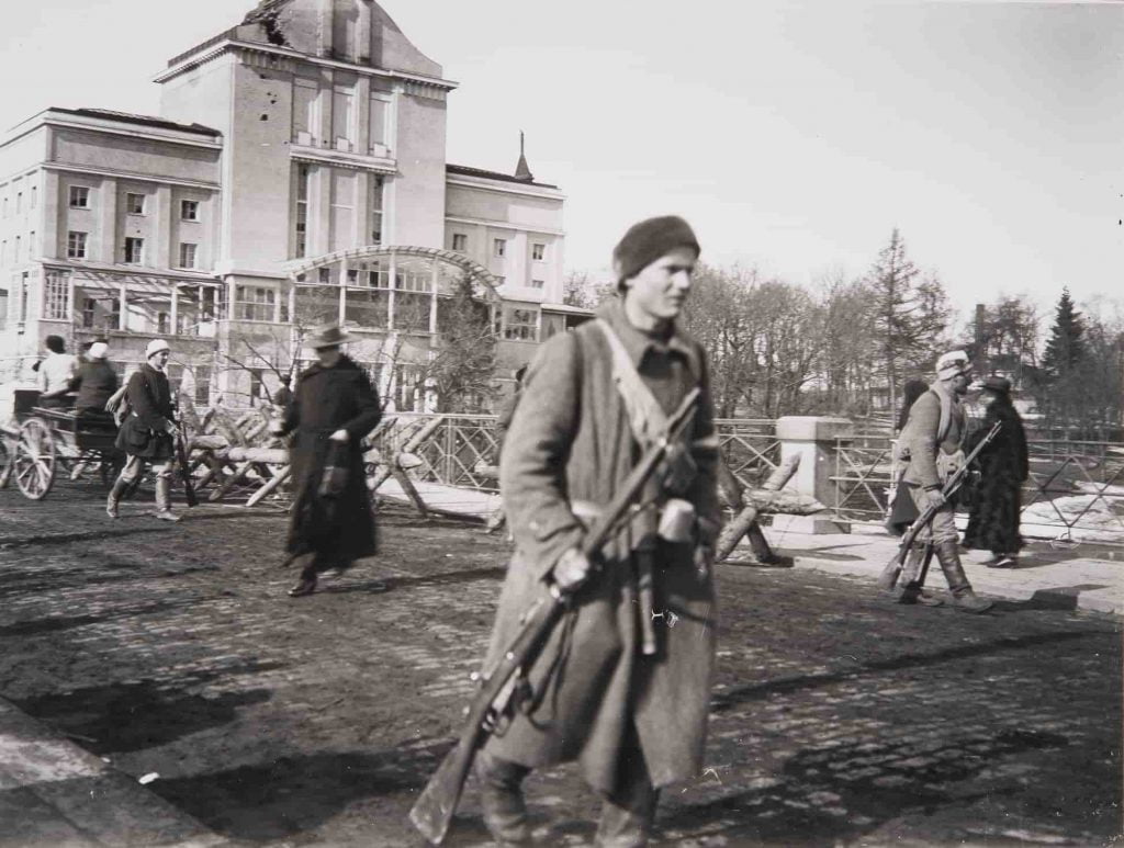 man with gun in the battle of Tampere