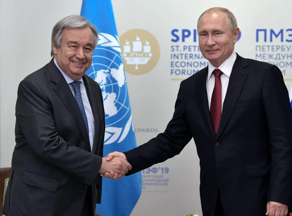 Guterres and Putin shaking hands