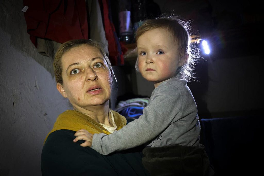 women hodling her child in Mariupol